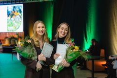 Aalto yliopiston opiskelijoiden Eevi Kesälän ja Essi Salmen ehdotus Juurilla arvioitiin Hyvättylänpuiston ideakilpailun parhaaksi. Kuvassa Kesälä ja Salmi. Heidät palkittiin 3000 euron summalla Jyväskylässä 11.2. pidetyillä Viherpäivillä.