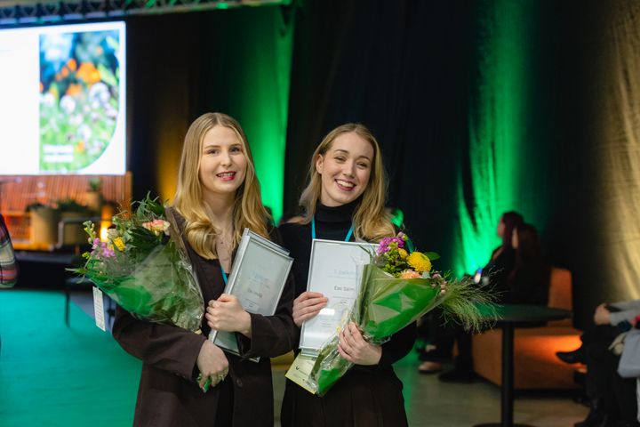 Aalto yliopiston opiskelijoiden Eevi Kesälän ja Essi Salmen ehdotus Juurilla arvioitiin Hyvättylänpuiston ideakilpailun parhaaksi. Kuvassa Kesälä ja Salmi. Heidät palkittiin 3000 euron summalla Jyväskylässä 11.2. pidetyillä Viherpäivillä.