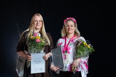 Kuvassa vasemmalta 2. sijan työn Ajan virta tekijät: Rita Junkkarinen ja Nea Rissanen.