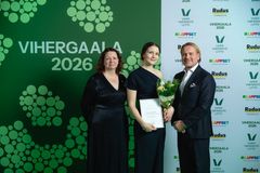 Lappset-palkinto luovutettiin 11.2. Jyväskylässä Viherpäivien yhteydessä järjestetyssä Vihergaalassa. Palkinnon jakoivat Aalto-yliopiston maisema-arkkitehtuurin lehtori Emilia Weckman ja Lappsetin varatoimitusjohtaja Erkki Ikäheimo. Kuvassa vasemmalta Emilia Weckman, Sara Korkeamäki ja Erkki Ikäheimo.