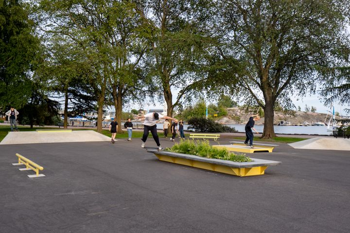 Ponke's Park Helsingissä. Spottiskate Oy toimitti puistoon skeitattavat obstaakkelit.