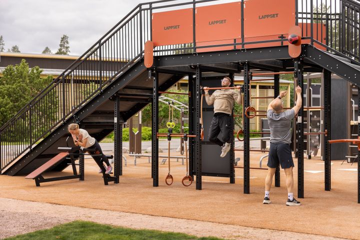 Sisu Fitness -kuntoportaat yhdistävät porrasharjoittelun, toiminnallisen harjoittelun ja sosiaalisen ulkoliikunnan yhdeksi monipuoliseksi liikuntaympäristöksi. Kuvassa ensimmäinen toteutettu kohde Kisakallion Urheiluopistossa Lohjalla.