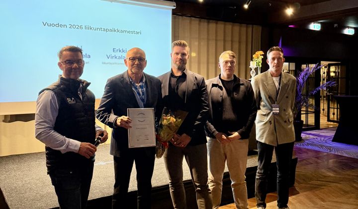 Palkinto jaettiin Olosuhdeseminaarin yhteydessä Joensuussa. Kuvassa vasemmalta oikealle ovat Mika Kulmala, Erkki Virkalahti, Jarno Virkki, Jere Sinkkonen ja Juhani Karstila.