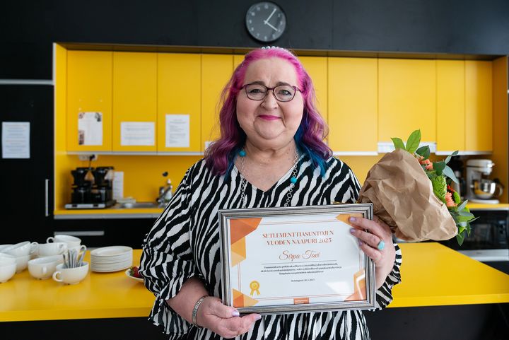 Vuoden naapuri Sirpa Tavi leipoo talonsa asukkaiden perjantaikahveille aina jotain. Tapaamiset järjestetään asukastilassa.