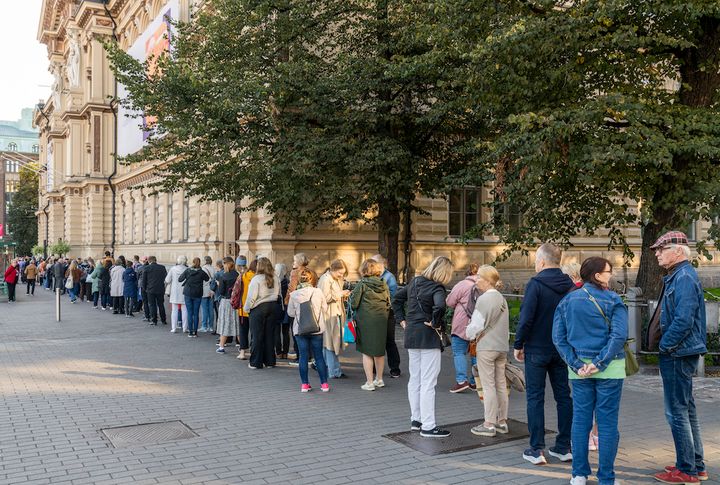 Audience queueing to the Albert Edelfelt exhibition