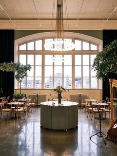 Café Höijeriksi Ateneumin suunnitelleen arkkitehti Theodor Höijerin mukaan nimetty kahvila tarjoaa klassisia kahvilatuotteita pöytiin tarjoiltuna.