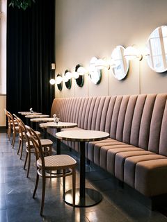 Café Höijer´s long sofas and classic chairs invite you to sit down, and you can even spot gastropod fossils in the limestone tabletops.