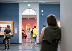 Museum visitors at the exhibition Albert Edelfelt in 2023.