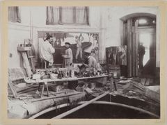 Axel Gallén apulaisineen maalaamassa Kevät-freskoa Juséliuksen mausoleumissa, Porissa (1901-1903). Kuva: Akseli Gallen-Kallelan valokuvakokoelma, Gallen-Kallelan Museo
