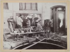 Axel Gallén apulaisineen maalaamassa Kevät-freskoa Juséliuksen mausoleumissa, Porissa (1901-1903). Kuva: Akseli Gallen-Kallelan valokuvakokoelma, Gallen-Kallelan Museo