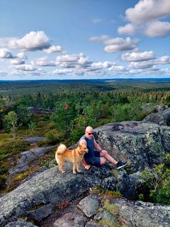 Risto Ylitalo nauttii luonnossa samoilusta suomenpystykorva Lyytin kanssa.