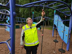 Leikkivälinetarkastaja Lars-Peter Bäckström tarkasti Intian leikkipuiston leikkivälineitä.