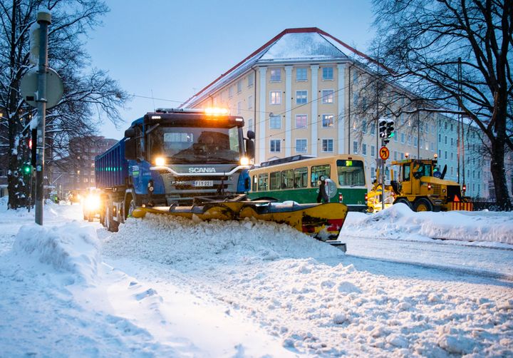 Lumitöiden tekoa Töölössä