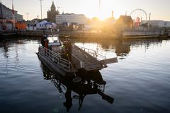 Staran työntekijöitä puhdistamassa rantavettä