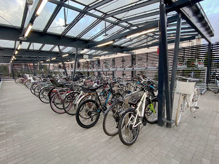 Pyöriä pysäköitynä runkolukittaviin telineisiin.