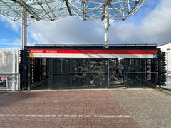 Vuosaaren pyöräpysäköinnin tila kuvattuna edestäpäin.