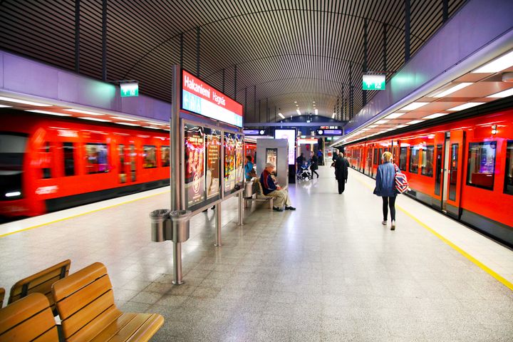 Ihmisiä Hakaniemen metroasemalla