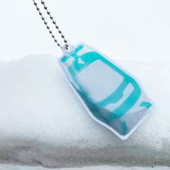 Pikaratikan muotoinen heijastin lumessa.