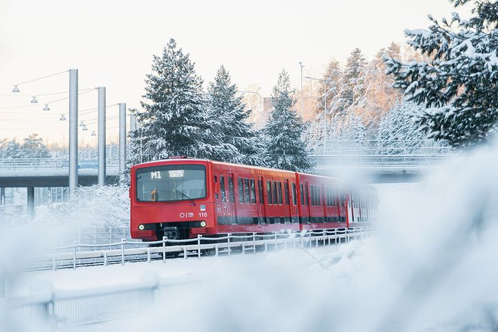 Metro talvisessa maisemassa.