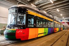Sateenkaaren väriseksi teipattu raitiovaunu raitiovaunuhallissa.