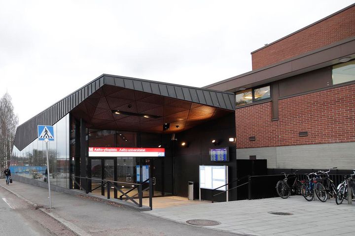 Nyt suljettava B-sisäänkäynti Tietotien puolella.