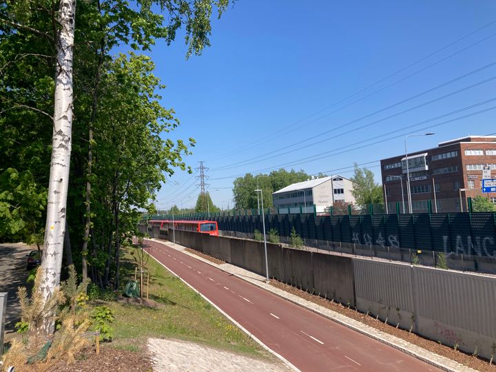 Pyörätie ja metrorata.