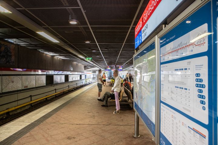 Metroaseman laiturilla ihmisiä.
