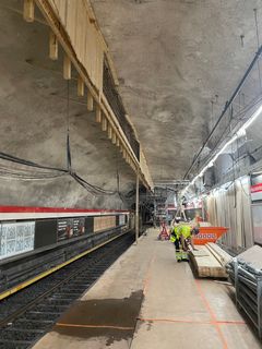 Savuotsan tekoa Rautatientorin metroaseman laiturilla, henkilö työskentelemässä.