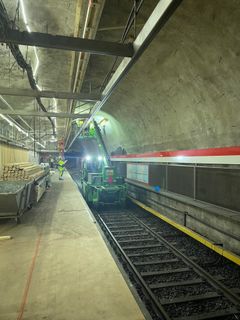 Savuotsan tekoon liittyvä muotitustyö Rautatientorin metroasemalla, työkone raidealueella.