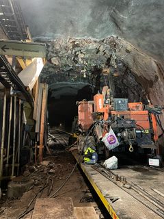 Louhintaa tunnelissa.