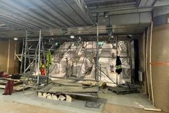Rautatientorin metroaseman liukuportaat peitettynä ja ympärillä rakennustelineitä.
