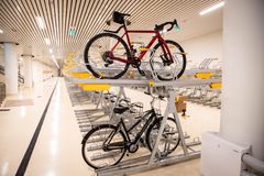 Kaksi polkupyörää telineessä.