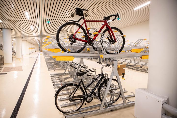 Kaksi polkupyörää telineessä.