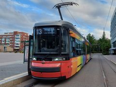 Raitiovaunu pysäkillä.