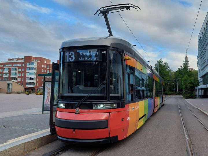 Raitiovaunu pysäkillä.