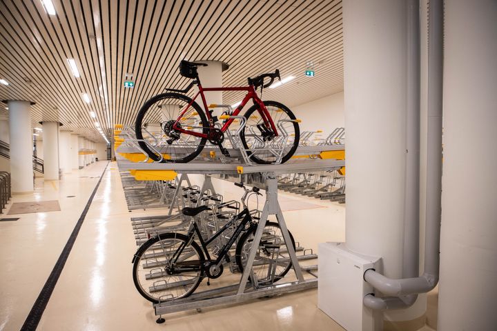 Kaksi pyörää kahdessa tasossa pyörätelineissä Kaisantunnelin Pyörätallissa.