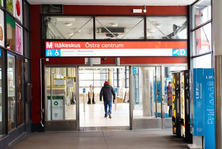 Sisäänkäynti Itäkeskuksen metroaseman lippuhalliin.