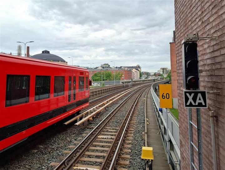 Metrojuna Junatien sillalla.
