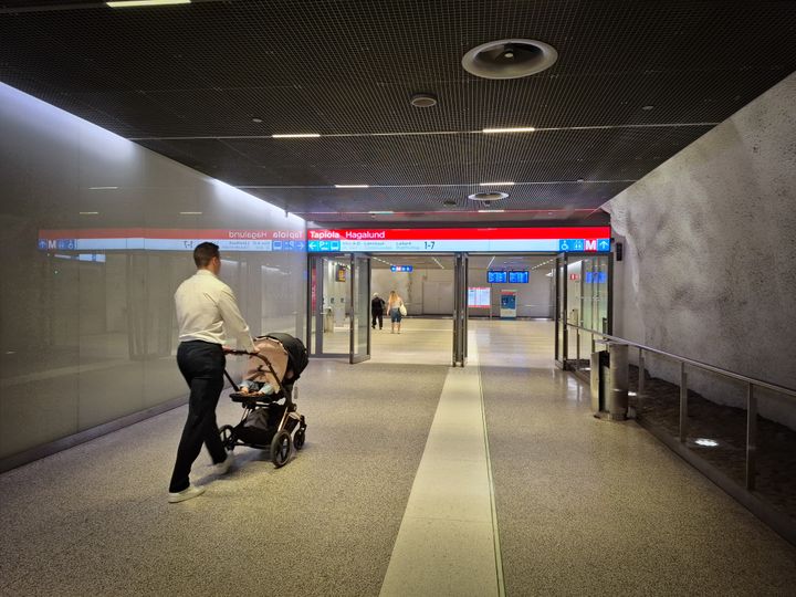 Tapiolan metroaseman itäisen päädyn ovet.