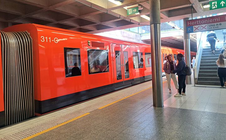 Metrojuna ja ihmisiä Herttoniemen metroasemalla.