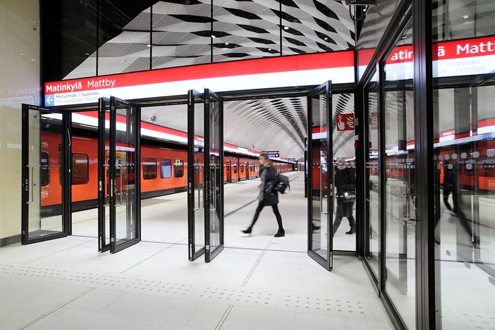 Metro ja matkustaja Matinkylän metroaseman laiturilla.