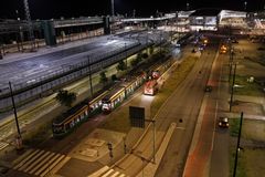 Yhdeksän raitiovaunua Länsiterminaalin edustalla.