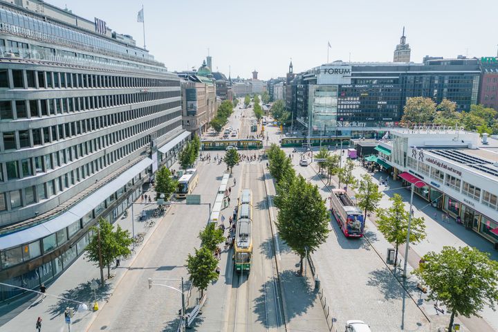 Ilmakuva Mannerheimintieltä Lasipalatsin kohdalta.