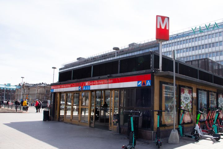 Rautatientorin metroaseman pääsisäänkäynti