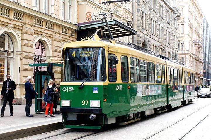 Nivelraitiovaunu ja matkustajia.