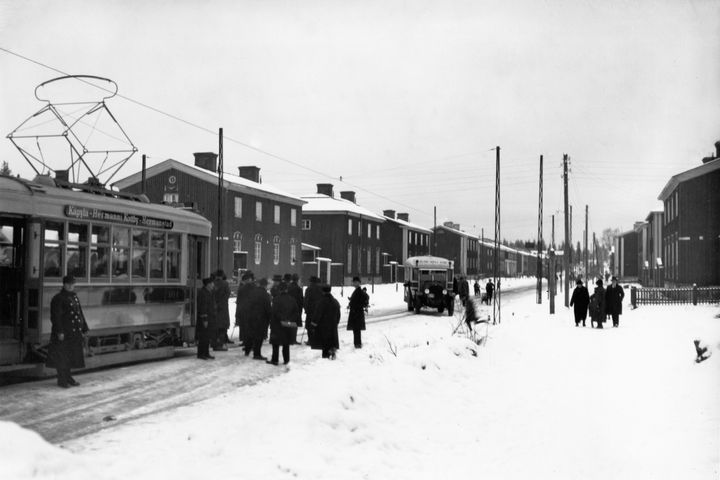 Raitioliikenne avattiin Käpylän esikaupunkiin, ensimmäinen raitiovaunu Pohjolankadulla ja Käpylän bussi.