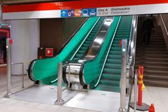 Rautatientorin metroaseman uudet vihreät liukuportaat pääsisäänkäynnillä.