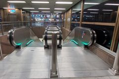 Uudet liukuportaat Rautatientorin metroaseman pääsisäänkäynnillä.