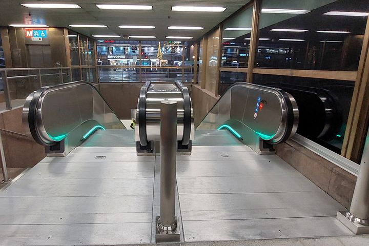 Uudet liukuportaat Rautatientorin metroaseman pääsisäänkäynnillä.