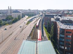 Kaksi metrojunaa Junatien metrosillalla.